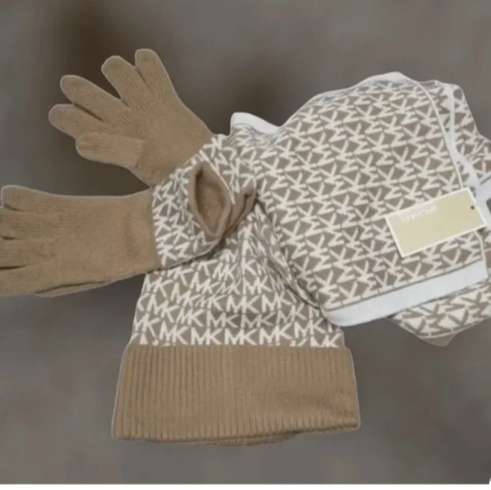 Michael kors ladies Hat Scarf and Gloves set - Picture 2 of 8